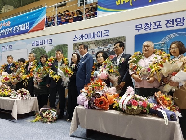 ‘제37회 만세보령대상’ 시상식 후 기념사진, 교육문화 김부권, 지역개발 김익수, 체육진흥 고호태, 사회봉사 이연순, 효･열행 김정진 氏 등이 수상했다. 사진=김미경기자