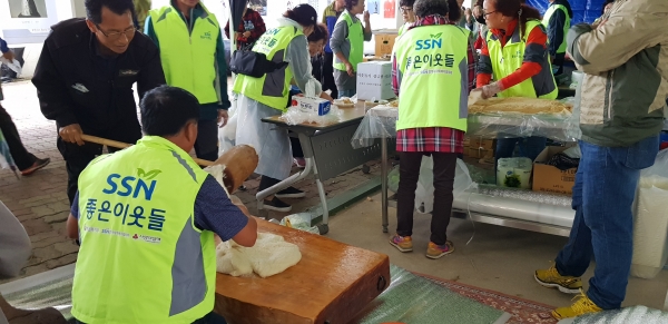 사회복지협의회 보령지회에서 마련한 '주막과 떡메치기' 코너에서 한 회원이 떡메를 치고 있다. 인절미를 나누는 가운데 콩고물 냄새가 가득하다. 사진=서성원기자