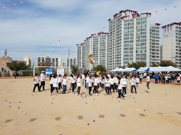 온 마을 가을 대운동회 장면