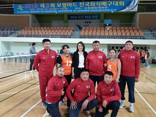 지난 대회에 이어 연속 출전한 몽골 대표팀, 우측에서 세번 째가아마로자라가로 단장(52세)