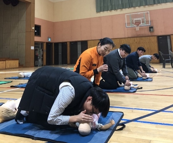 지난 25일 해양과학고등학교에서 실시한 심폐소생술 교육 장면