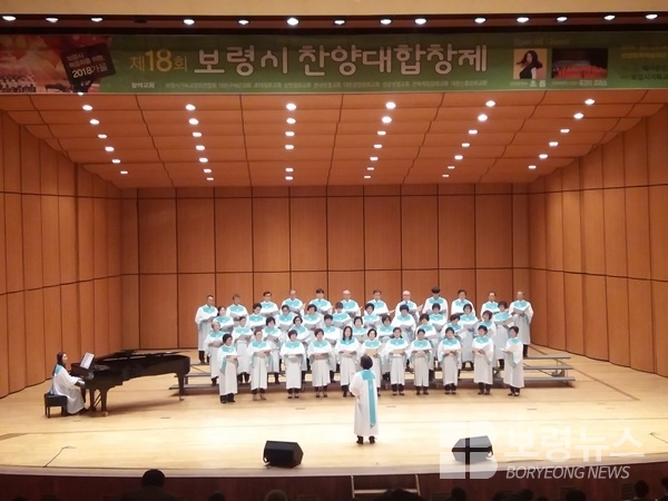천북제일침례교회의 찬양모습, 담임목사 최현묵, 지휘 박세정, 반주 원혜영