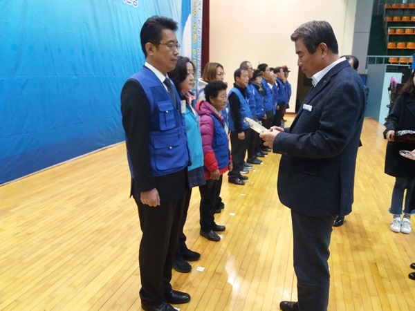 박종택님(왼쪽)이 김동일 보령시장으로부터 유공 포상을 받고 있다.