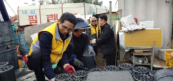 해사모 연탄 전달 장면