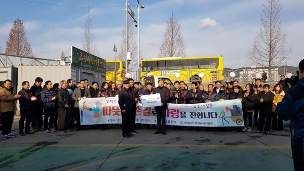 '보령선한이웃연탄' 현장에서 모금된 91만1,000원을 전달하고 있는 이진호 교육장과 박용호 보령시학교운영위원회협의회장(왼쪽)