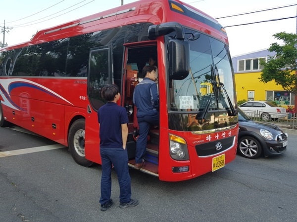 산업단지 무료 통근버스 운행 장면