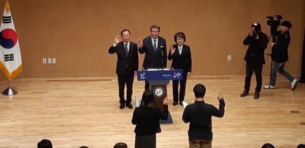 의원들을 대표한 학생 2명이 이진호교육장, 김동일 시장, 박금순의회의장(좌로부터)앞에서 선서를 하고 있다.