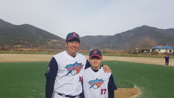 보령시 유소년 야구단  신창호감독과  박진권 학생