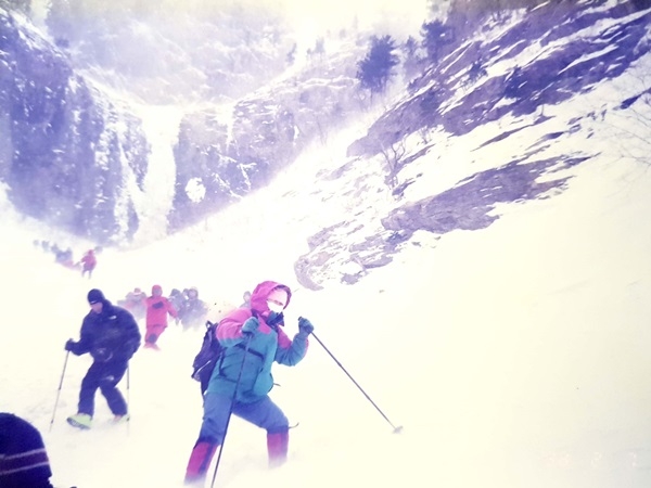 설악산 토왕성폭포 빙벽등반 후 하산하는 김미선씨(맨 앞)