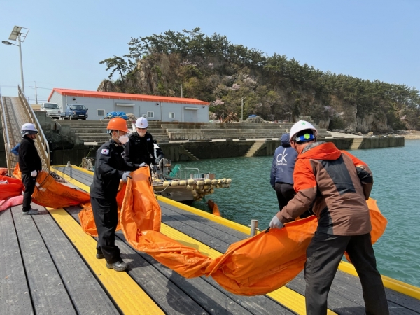 지난 4월 보령해경과 삽시도자율방제대간의 합동 방제훈련 사진